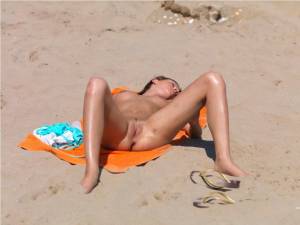 Exclusive Cute Girl Beach Candid v7brecpzbo