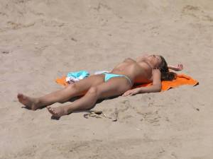 Exclusive Cute Girl Beach Candid j7brebtrmr