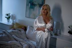 Jesse Jane Midnight Sneak 235x 2495x1663 q7bt9640s1