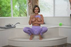 Krissy Lynn Lathering Up Mrs Lynn 317x 2645x1663  q7btjar3kt