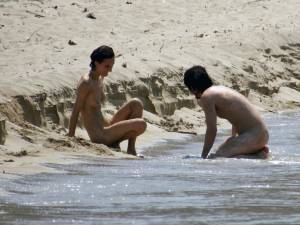 2016, nudist couple at Voidokoilia beach-v7bsbfkau2.jpg