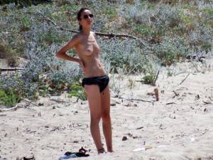 2016, nudist couple at Voidokoilia beach z7bsbfpa5j