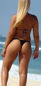 Girl with sexy ass on the beach-27brhxhq47.jpg