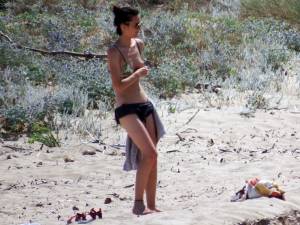 2016, nudist couple at Voidokoilia beach b7bsbfrxwi