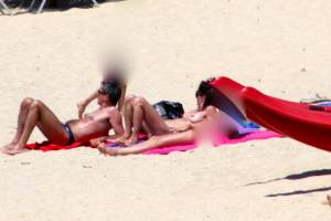 Italian-mom-caught-topless-in-Psarou-and-Ornos-beach%2CMykonos%21-07btrae2kl.jpg