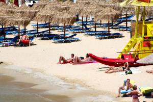 Italian mom caught topless in Psarou and Ornos beach,Mykonos!-s7btqxxtef.jpg