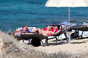 Mature-babe-caught-topless-in-Plaka-beach%2C-Naxos-x37-q7bwsjverq.jpg