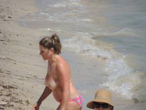 Bikini milf with very big tits 47bwvsjuoo