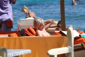 Mix-of-topless-girls-caught-in-Mykonos-Greece-r7bwufmrpq.jpg