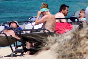 Mature babe caught topless in Plaka beach, Naxos x37-37bwskuh3a.jpg