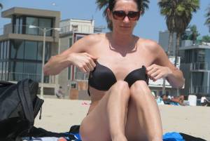 MILF On The Beach Visible Pussy Voyeur 77bwt7hzct