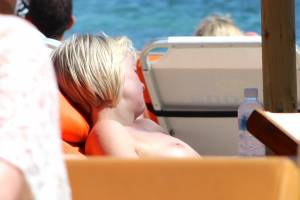 Mix of topless girls caught in Mykonos Greece-37bwufhhlv.jpg