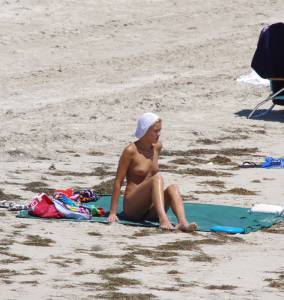 Miami-Beach-2010-Nice-Topless-Girl-h7bwteoppm.jpg