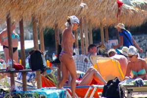 Babe with fake tits caught topless in Naoussa, Paros!17bx8ewrea.jpg