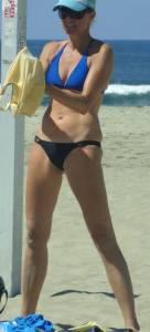 Athletic bikini MILF bending over to stretch x7bx6wjhaz