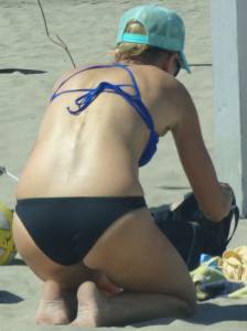 Athletic bikini MILF bending over to stretch d7bx6w4o02